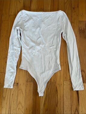 EUC Aritzia Babaton Contour bodysuit boatneck long sleeve. Cream. XS